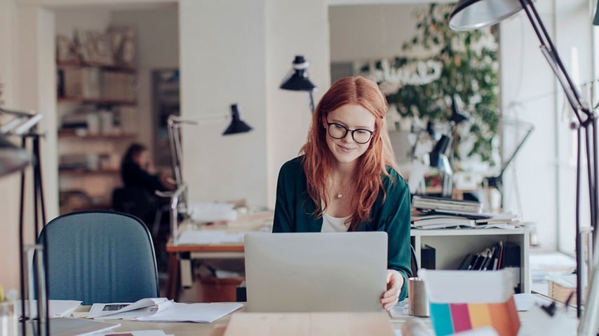 Kvinde sidder på kontor med computer