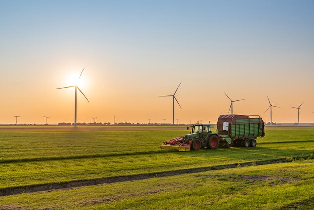 landbrug, vindmøller og solnedgang