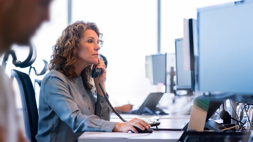 Kvinder på kontor taler i telefon