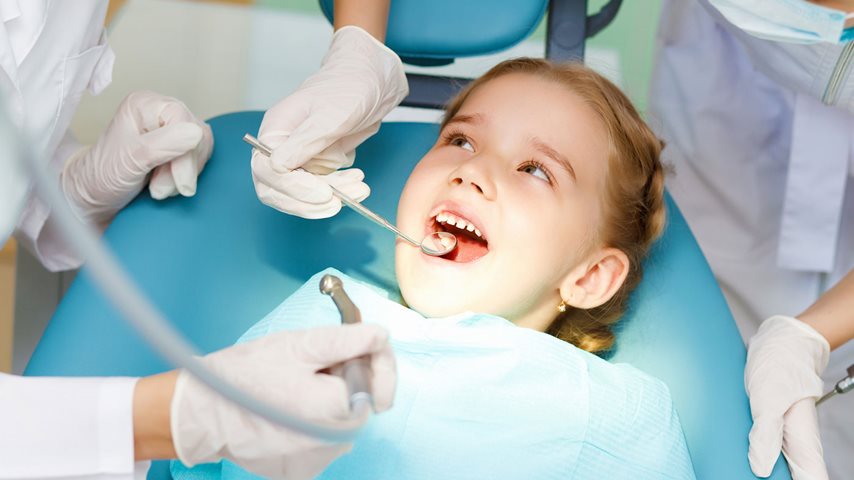 Pige til tandlæge