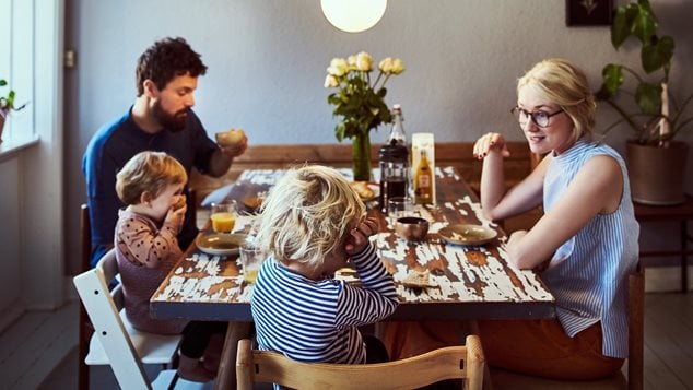 Familie spiser morgenmad sammen