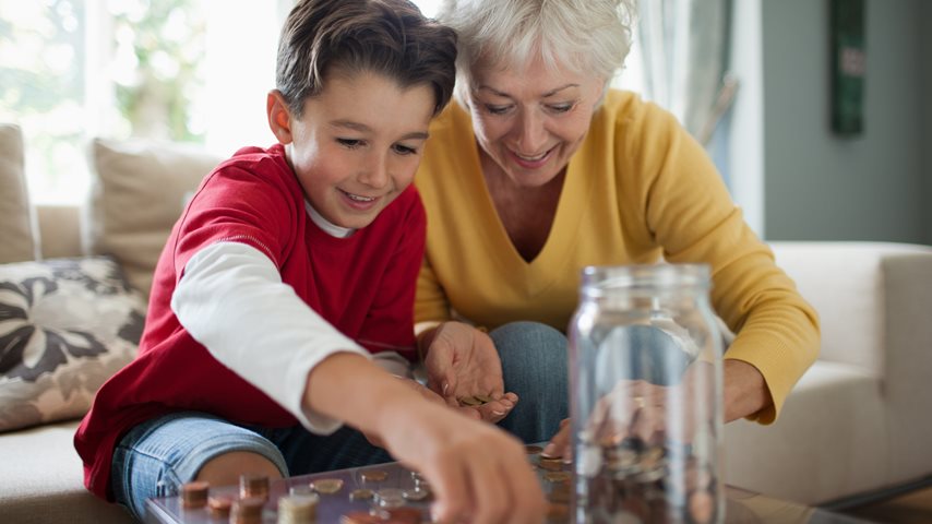 Kvinde og barn tæller mønter 