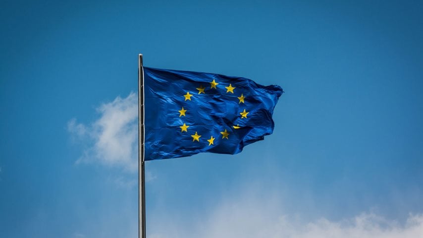 EU flag med blå himmel i baggrunden