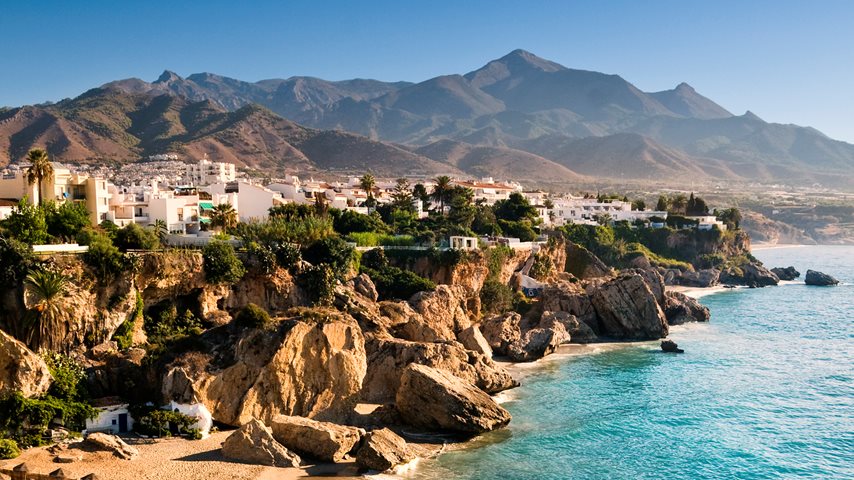 Spanien, strand, klipper og by